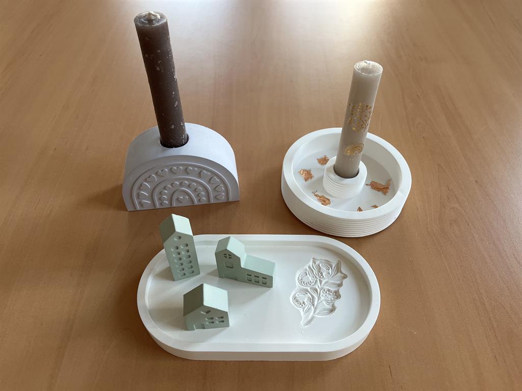 Gegossene Keraflott Objekte - Regenbogen und Schale mit Kerze, Tablett mit kleinen Häusern